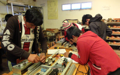 Formando técnica e integralmente a jóvenes bolivianos/as de los Distritos Educativos del Municipio de Independencia y Tapacarí del Departamento de Cochabamba.